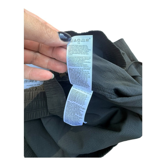 Athleta Size 2x Trekkie North Mid Rise Short Black NWT - Picture 11 of 12